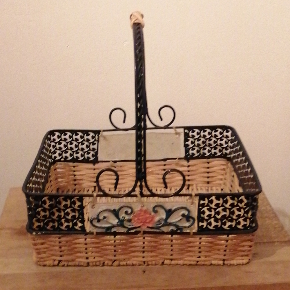 Vtg Wicker Basket